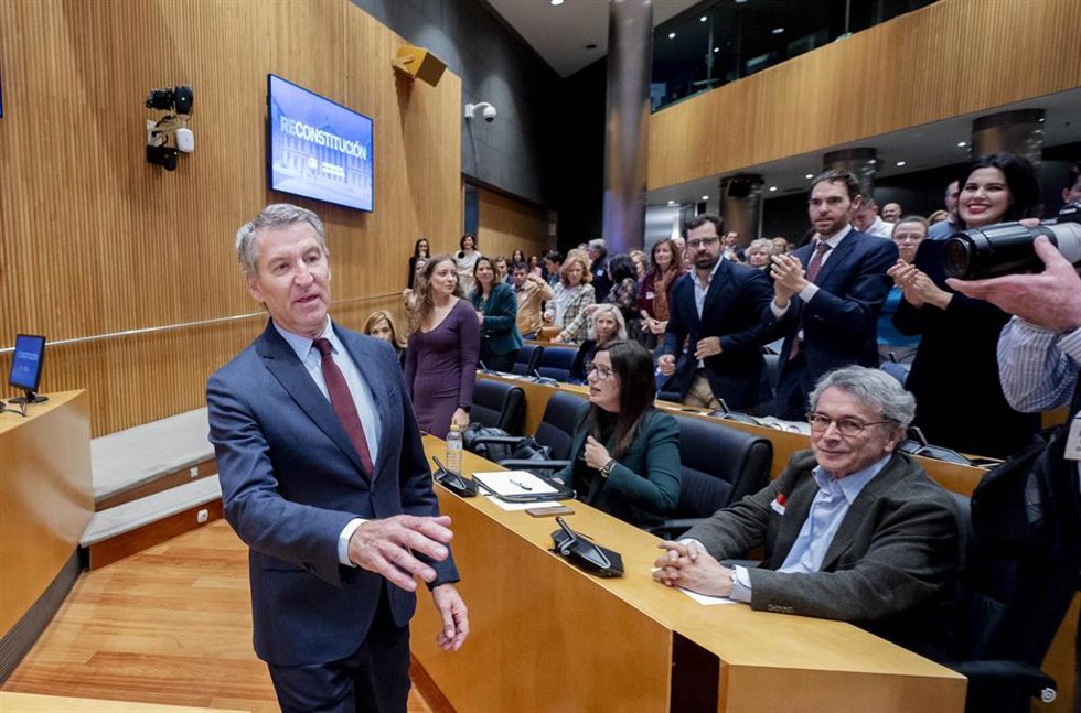 El líder del Partido Popular, Alberto Núñez Feijóo, a su llegada a las jornadas Constitución y reconstitución, en el Congreso de los Diputados, a 4 de diciembre de 2024, en Madrid (España). Las jornadas han sido organizadas por el Grupo Parlamentario 