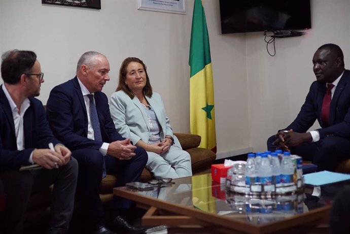 El viceconsejero del Gabinete del Presidente de Canarias, Octavio Caraballo, y el director general de Relaciones con África, Luis Padilla, en una reunión con altos cargos del Gobierno de Senegal para exponer el proyecto 'Tierra Firme'