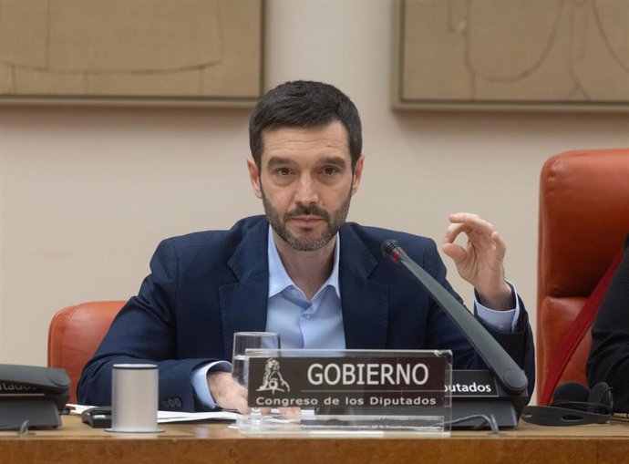 El ministro de Derechos Sociales, Consumo y Agenda 2030, Pablo Bustinduy, durante una comparecencia en el Congreso de los Diputados, a 21 de noviembre de 2024, en Madrid (España). 