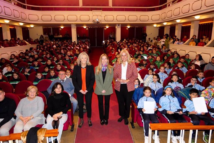 El escenario del teatro Ideal se ha convertido en el salón de plenos del Ayuntamiento de Calahorra de 10 a 12,30 horas para celebrar dos plenos infantiles