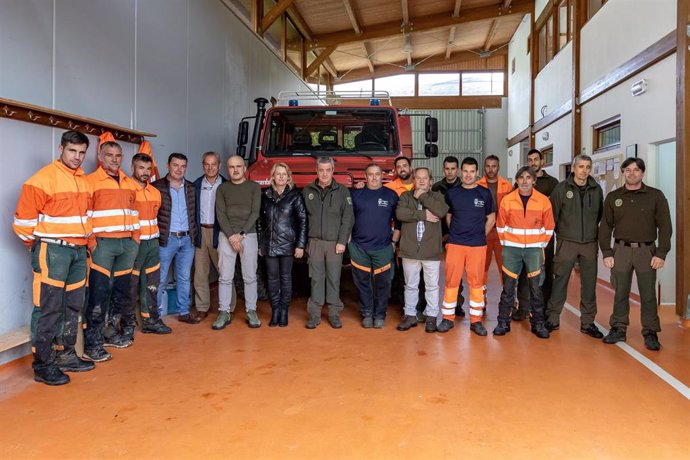 La consejera de Desarrollo Rural, Ganadería, Pesca y Alimentación, María Jesús Susinos, visita la nave de la comarca forestal 3.