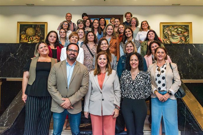 Archivo - La consejera de Acción Social del Cabildo de Tenerife, Águeda Fumero (c), junto a asociaciones del programa 'Isla Solidaria'