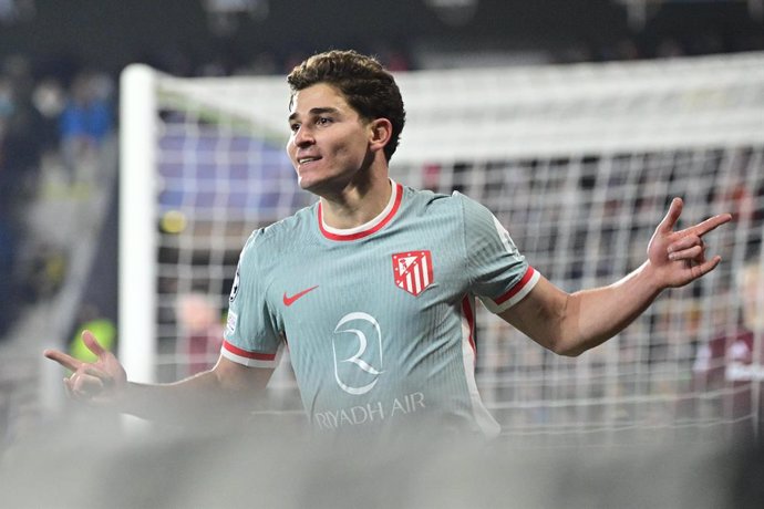 26 November 2024, Czech Republic, Prague: Atletico Madrid's Julian Alvarez celebrates scoring his side's third goal during the UEFA Champions League soccer match between AC Sparta Prague vs Atletico Madrid at epet ARENA. Photo: Vondrou? Roman/CTK/dpa