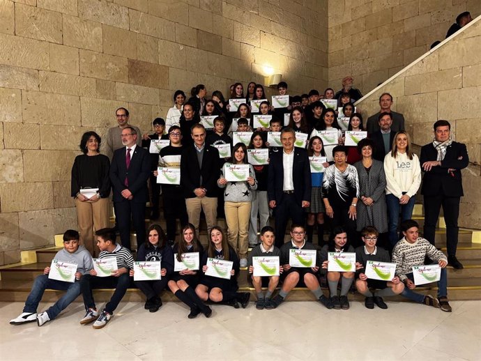 Juan Estepa, Alba Riaño y Raquel León, ganadores del concurso escolar de redacción sobre la Constitución Española