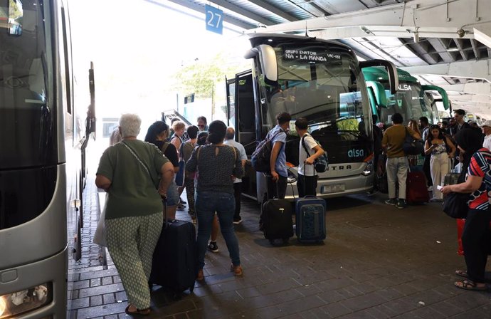 Archivo - Varias personas esperan para subirse a un autobús en la estación de autobuses de Méndez Álvaro