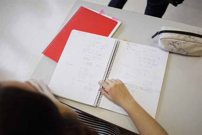 Archivo - Una alumna en una escuela. 