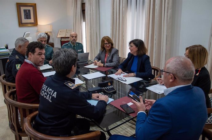 Reunión de la Junta Local de Seguridad de Palma del Río presidida por la subdelegada del Gobierno en Córdoba, Ana López, y la alcaldesa, Matilde Esteo.