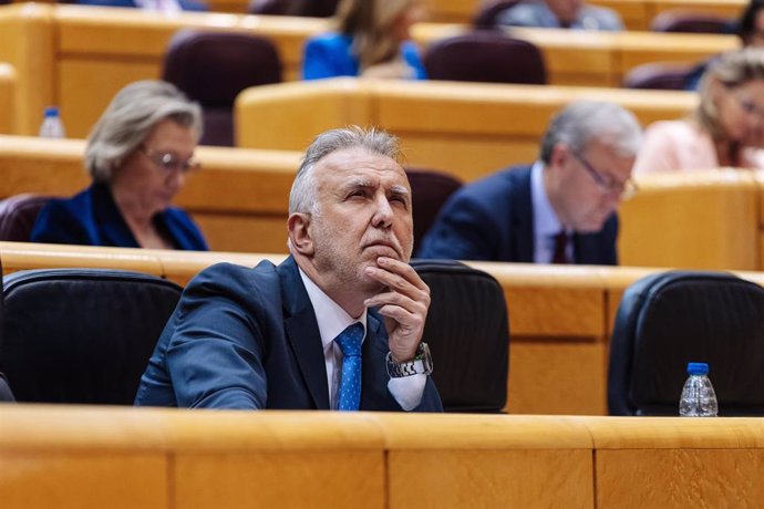 Archivo - El ministro de Política Territorial y Memoria Democrática, Ángel Víctor Torres, durante una sesión plenaria, en el Senado, a 22 de octubre de 2024, en Madrid (España). El Gobierno se enfrenta a una nueva sesión de control en el Senado con 17 pre