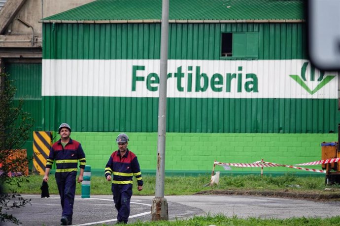 Archivo - Dos trabajadores en las instalaciones de Fertiberia