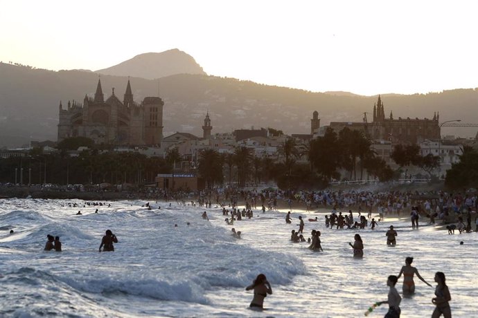 Archivo - Centenares de personas se bañan en la playa.