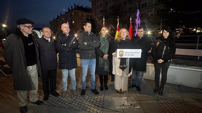 La alcaldesa de Burgos, Cristina Ayala, con concejales de los tres grupos municipales.