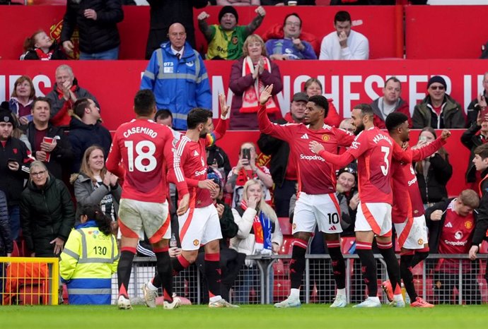 01 December 2024, United Kingdom, Manchester: Manchester United's Marcus Rashford (C) celebrates scoring his side's third goal with teammates, during the English Premier League soccer match between Manchester United and Everton at Old Trafford stadium. Ph