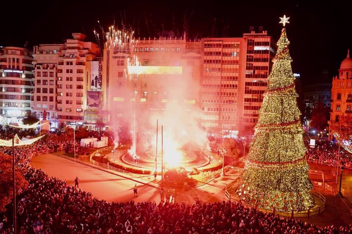 València llama a la solidaridad en recuerdo a los afectados por la dana en el encendido de luces de Navidad