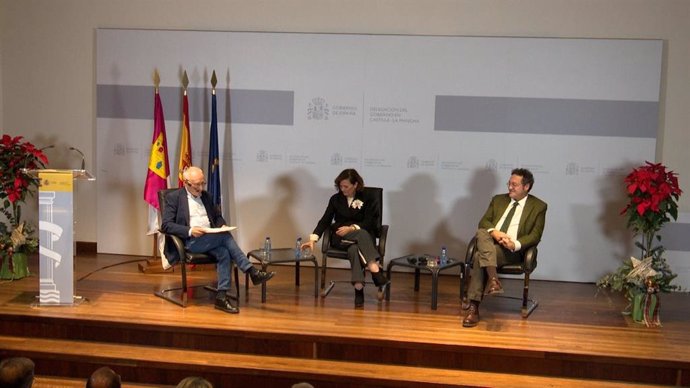 La presidente del Consejo de Estado, Carmen Calvo, y el Fiscal General del Estado, Álvaro García, en el acto de homenaje a la Constitución en la Delegación de Gobierno.