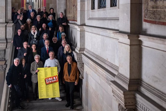 Foto de familia durante el acto de homenaje a personalidades de los 80 en Barcelona, en el Ayuntamiento de Barcelona, a 4 de diciembre de 2024, en Barcelona