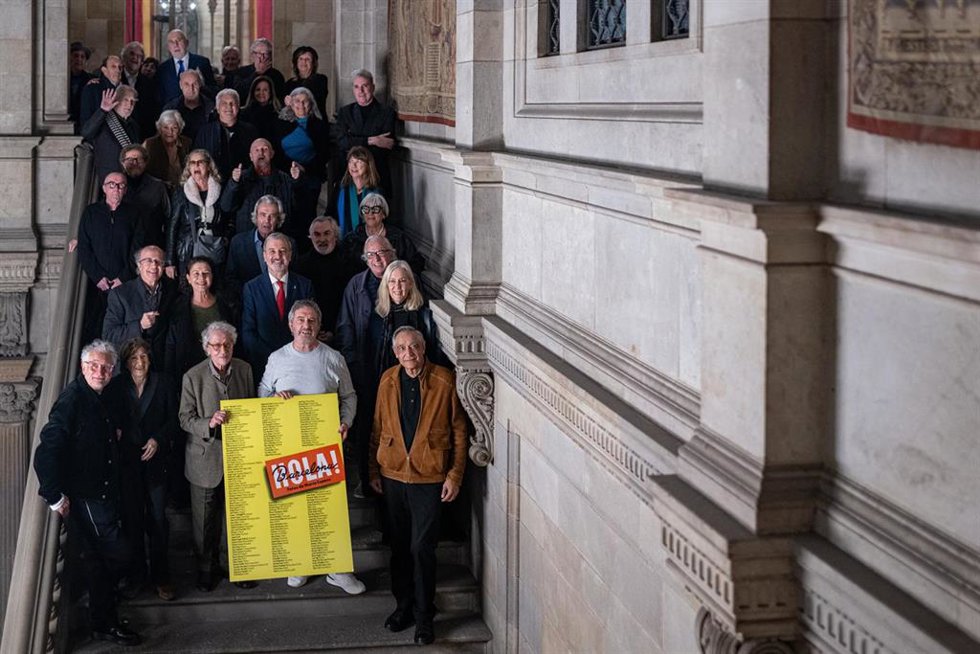 Foto de familia durante el acto de homenaje a personalidades de los 80 en Barcelona, en el Ayuntamiento de Barcelona, a 4 de diciembre de 2024, en Barcelona