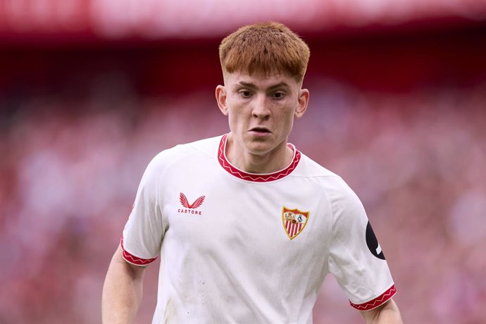 Archivo - Valentin Barco of Sevilla FC looks on during the LaLiga EA Sports match between Athletic Club and Sevilla FC at San Mames on September 29, 2024, in Bilbao, Spain.