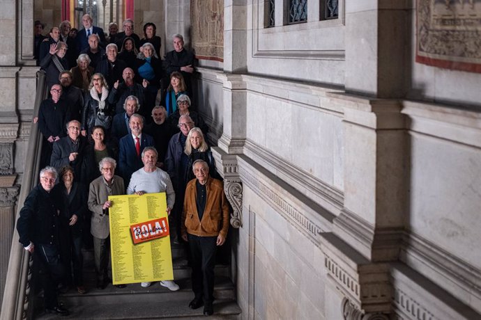 Foto de família durant l'acte d'homenatge a personalitats dels 80 a Barcelona, en l'Ajuntament de Barcelona, a 4 de desembre de 2024, a Barcelona