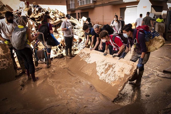 Voluntarios limpiando el barro tras la DANA.