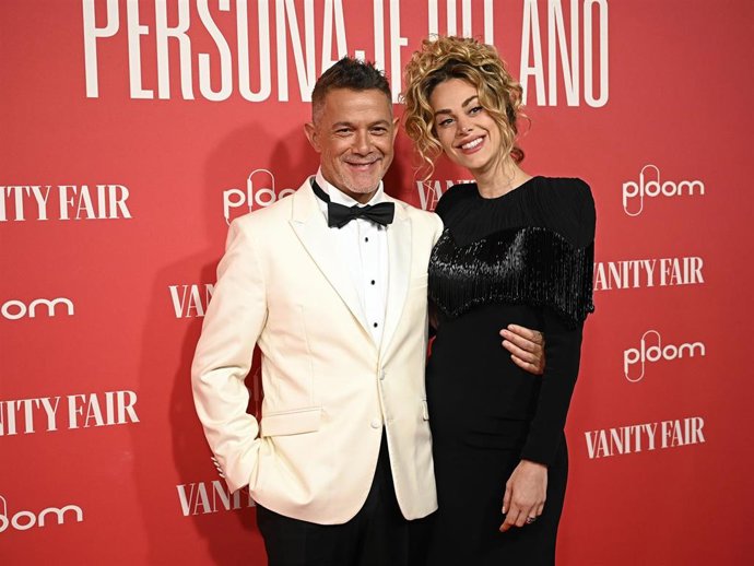 ALEJANDRO SANZ Y CANDELA MÁRQUEZ EN SU PRIMER POSADO