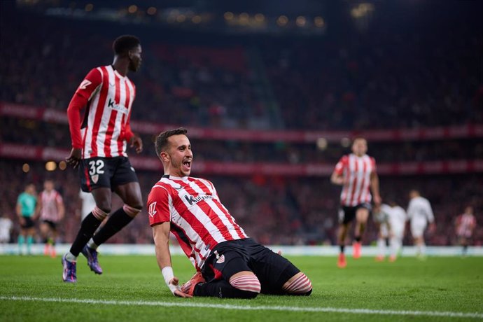 Alex Berenguer of Athletic Club celebrates after scoring goal during the LaLiga EA Sports match between Athletic Club and Real Madrid at San Mames on December 4, 2024, in Bilbao, Spain.