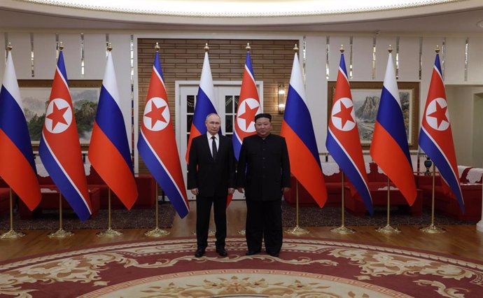 Archivo - El dirigente de Corea del Norte, Kim Jong Un, recibe en Pyonyang al presidente de Rusia, Vladimir Putin