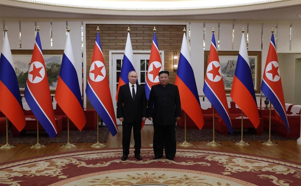 Archivo - El dirigente de Corea del Norte, Kim Jong Un, recibe en Pyonyang al presidente de Rusia, Vladimir Putin