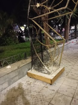 Soporte de luces navideñas afectado por un incendio en Cádiz