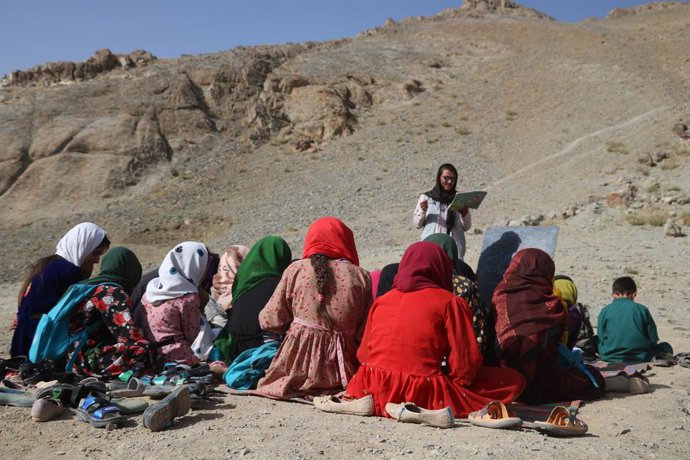 Archivo - GHOR, Aug. 31, 2024  -- Children attend an open-air class in Firoz Koh, Ghor province, Afghanistan, Aug. 31, 2024. Students in the Sheikhha area of Firoz Koh continue their studies despite challenging conditions after a huge flood in May.