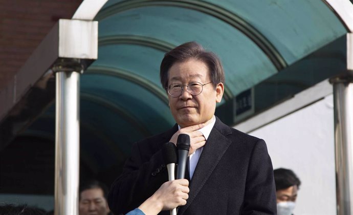 Archivo - SEOUL, Jan. 10, 2024  -- Lee Jae-myung, leader of South Korea's main opposition Democratic Party, speaks before leaving Seoul National University Hospital in Seoul, South Korea, Jan. 10, 2024. Lee was discharged from the hospital on Wednesday af