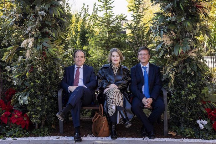 El delegado del Área de Urbanismo, Medio Ambiente y Movilidad, Borja Carabante, y la delegada de Cultura, Turismo y Deporte, Marta Rivera de la Cruz, junto al concejal delegado de Limpieza y Zonas Verdes, José Antonio Martínez Páramo