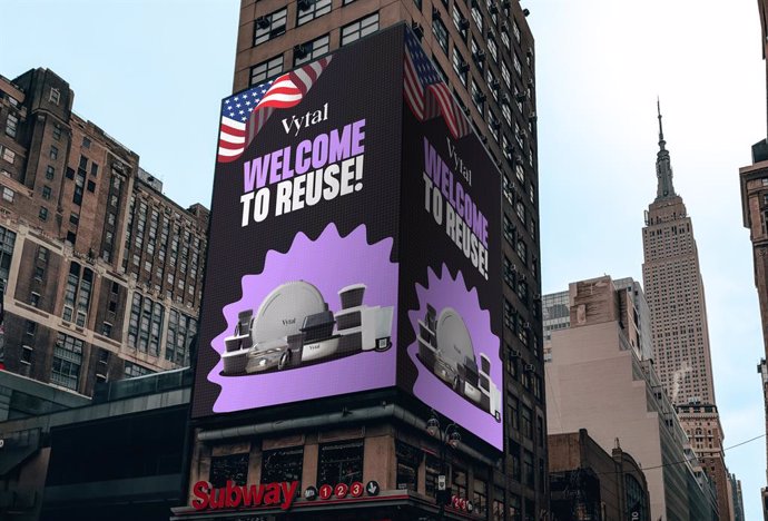 Big News: Vytal expands to the U.S.! Pioneering sustainable packaging solutions across America! This digitally created image features a billboard in New York's Times Square showcasing the Vytal product fleet.