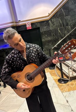 Robbie Williams con su guitarra