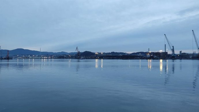 Ría de Avilés, San Balandrán, embarcadero San Balandrán. Industria. Puerto de Avilés.