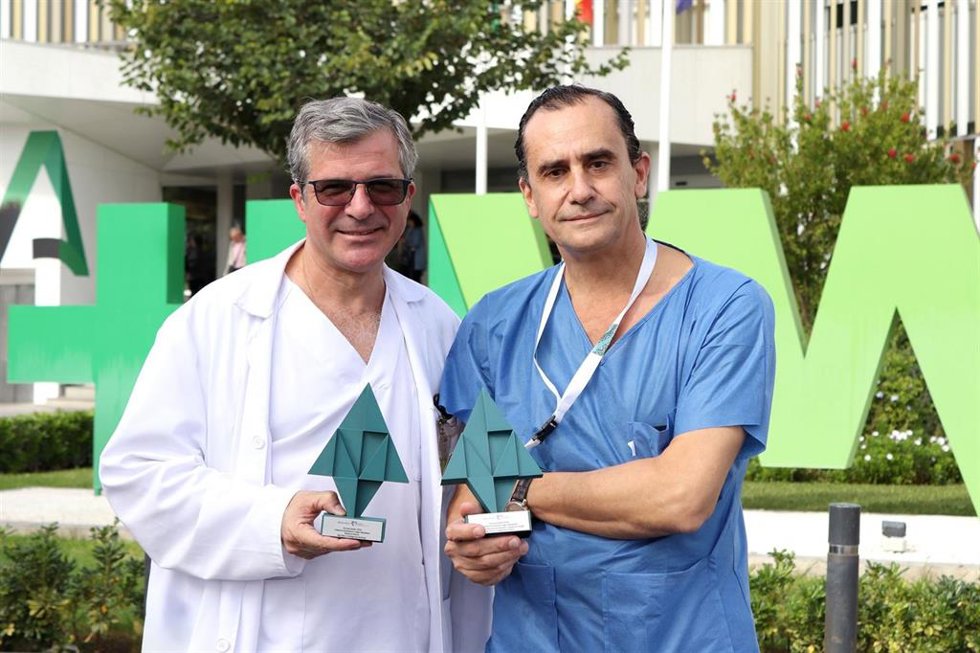 Salvador Morales y Miguel Ángel Calleja, con el galardón.