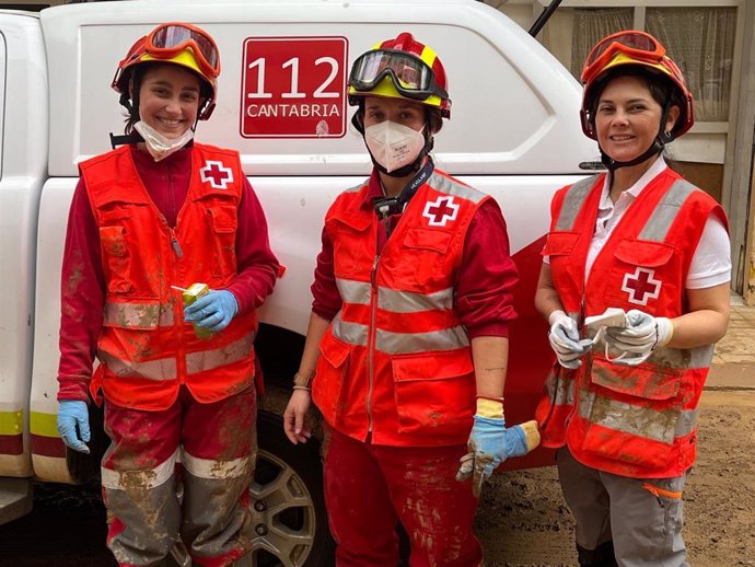 Andrea Marcos, en el centro, junto a otras dos voluntarias de Cruz Roja en Catarroja (Valencia).