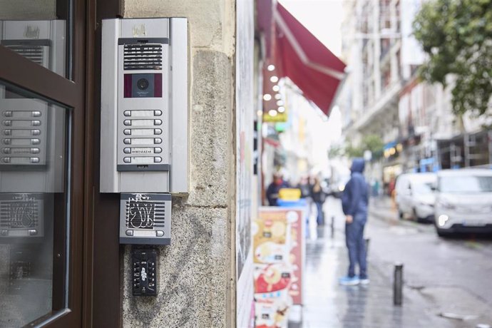 Archivo - Telefonillo de un bloque de viviendas, a 29 de octubre de 2024, en Madrid (España).