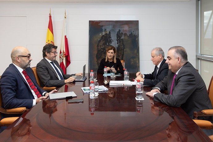 Reunión de la presidenta de Cantabria, María José Sáenz de Buruaga, con los presidentes de Adif, Pedro Marco de la Peña, y de Puertos del Estado, Álvaro Rodríguez Dapena