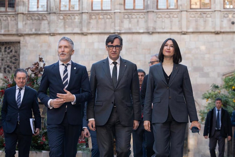 El ministro del Interior, Fernando Grande-Marlaska; el presidente de la Generalitat de Cataluña, Salvador Illa y la consellera de Interior y Seguridad Pública de la Generalitat, Núria Parlon,en el Palau de la Generalitat, a 5 de diciembre de 2024