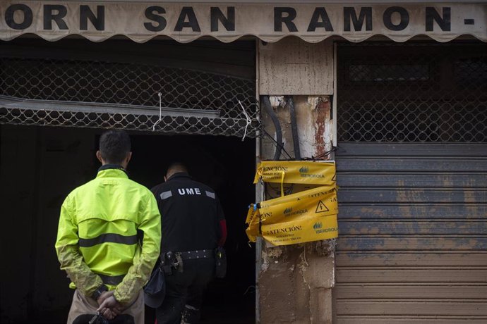 Imagen de archivo de un agente de la UME inspeccionando un local, a 18 de noviembre de 2024, en Paiporta, Valencia