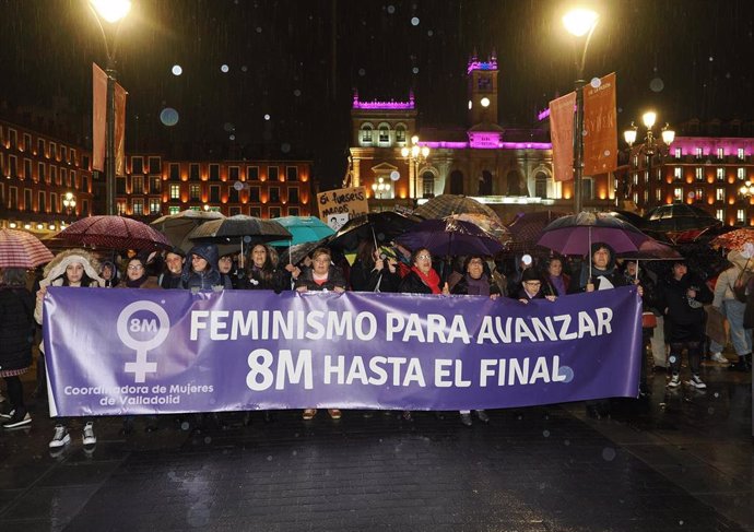 Archivo - Varias personas durante una manifestación convocada por la Coordinadora de Mujeres de Valladolid en 2023.