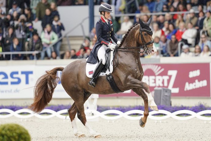 Archivo - FILED - 01 July 2023, North Rhine-Westphalia, Aachen: British equestrian Charlotte Dujardin rides her horse "Imhotep" during women's Equestrian sport of the Grand Prix Special. Photo: Uwe Anspach/dpa