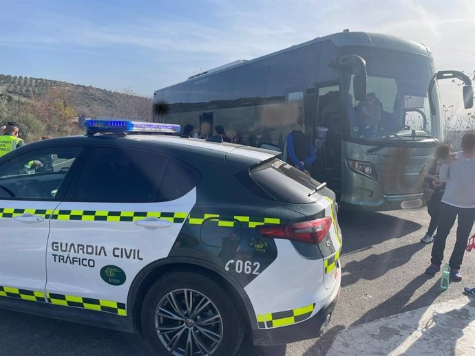 Un vehículo de la Guardia Civil junto al autobús interceptado.