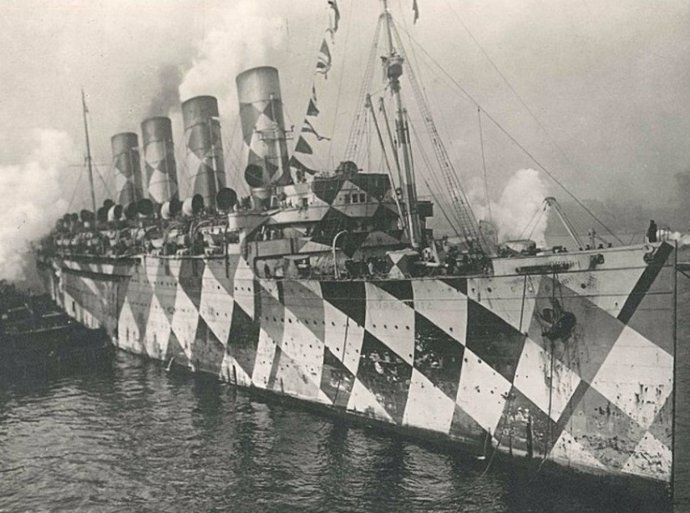 RMS Mauretania con camuflaje disruptivo o deslumbrante