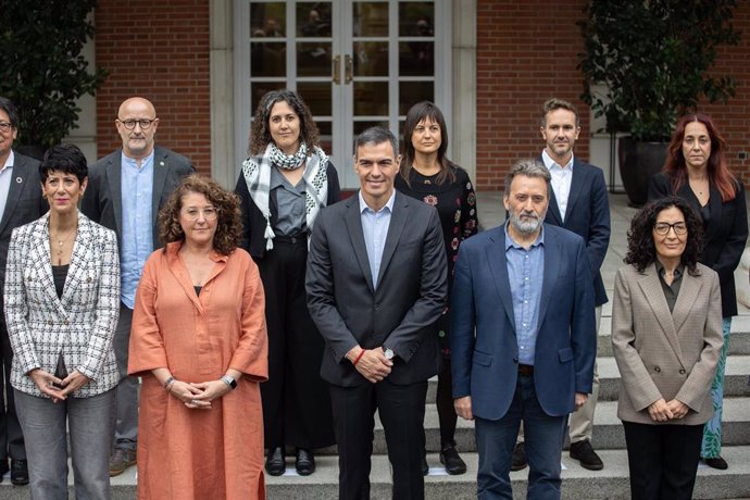 Archivo - La Ministra Inclusión, seguridad social y migraciones, Elma Saiz, la Directora general de CEAR, Mónica López, el presidente del Gobierno, Pedro Sánchez, el Director general CEAR, Mauricio Valiente y la Presidenta Estatal Cruz Roja, María del Mar