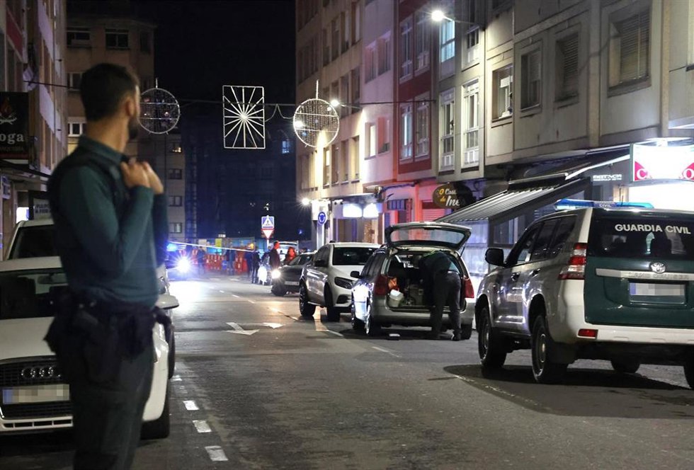 Varios agentes de la Guardia Civil acordonan la zona del suceso en Carballo, a 4 de diciembre de 2024, en Carballo, A Coruña, Galicia (España). Un hombre ha fallecido este miércoles al resultar herido con un arma de fuego en el bar Castro de Carballo. L