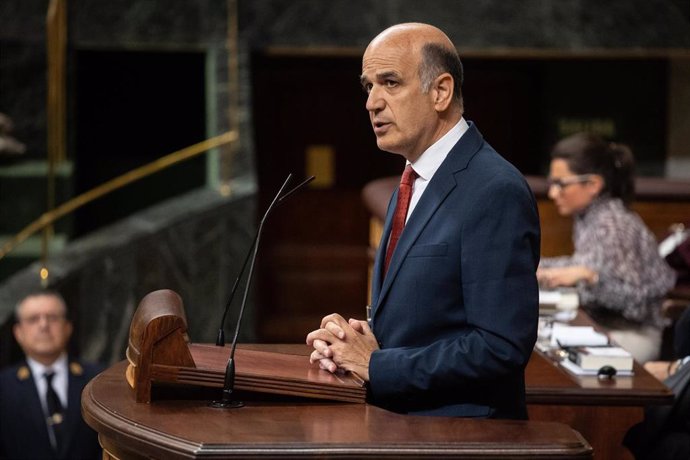 Archivo - El diputado de UPN, Alberto Catalán, interviene durante una sesión plenaria en el Congreso de los Diputados.