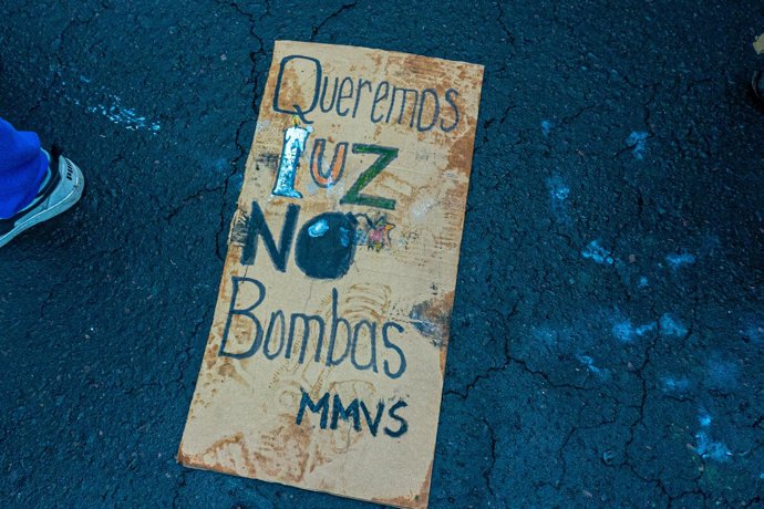 Pancarta en Quito en una protesta contra el Gobierno de Daniel Noboa