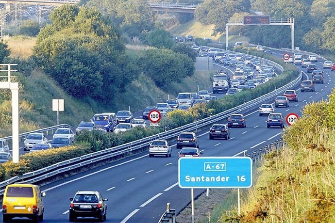 Archivo - Coches en las autovías de Cantabria