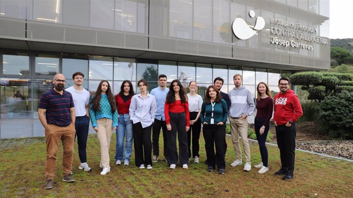 El equipo de investigación delante del Instituto de Investigación contra la Leucemia Josep Carreras.